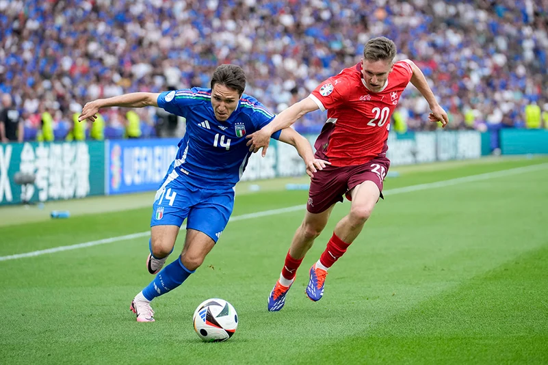 Federico Chiesa is defended by Michel Aebischer 